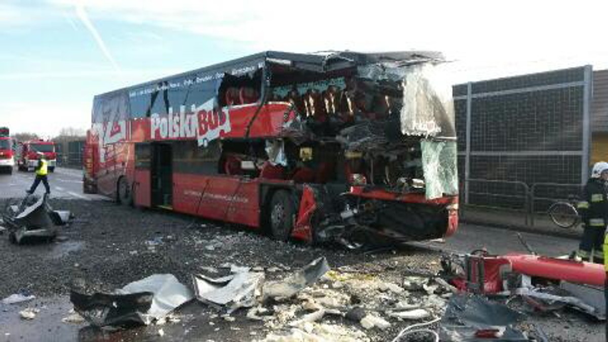 Wczoraj około godzinny 9 Polski BUS relacji Rzeszów - Gdańsk najechał na tył stojącej na czerwonym świetle ciężarówki. Rannych zostało 13 osób, w tym jedna bardzo ciężko. Obywatelkę Ukrainy z ciężkim urazem nóg przetransportował do krakowskiego szpitala helikopter Lotniczego Pogotowia Ratunkowego.