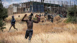 Tombol Európa ostroma: 2000 migráns rohanta le a spanyol kerítést, halottak is vannak
