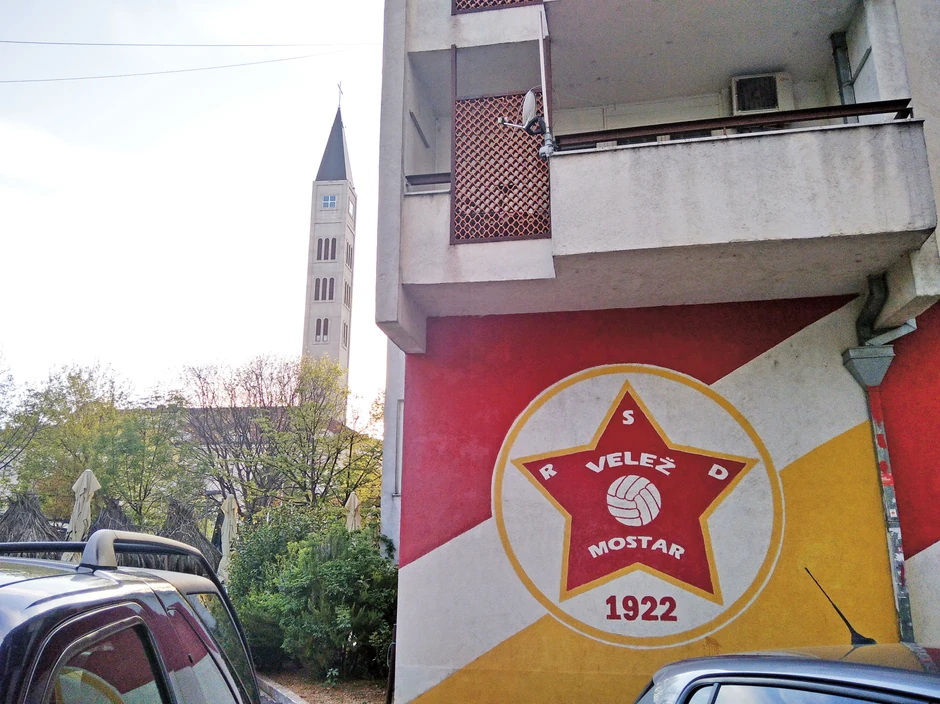 Kome smeta petokraka: Fudbalski klub Velež, nekada simbol grada, postao je još jedan povod za podele