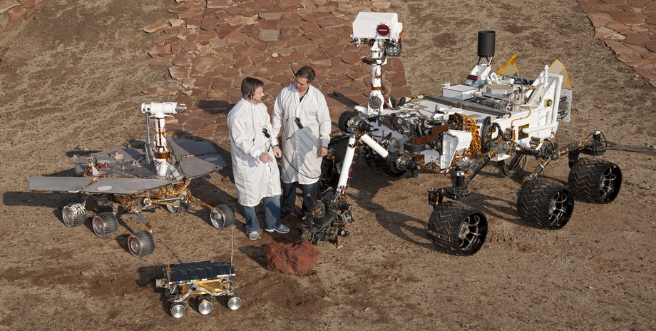 Inżynierowie NASA i trzy rodzaje łazików. Po prawej 3-metrowy Curiosity, który od 2012 roku bada powierzchnię Marsa