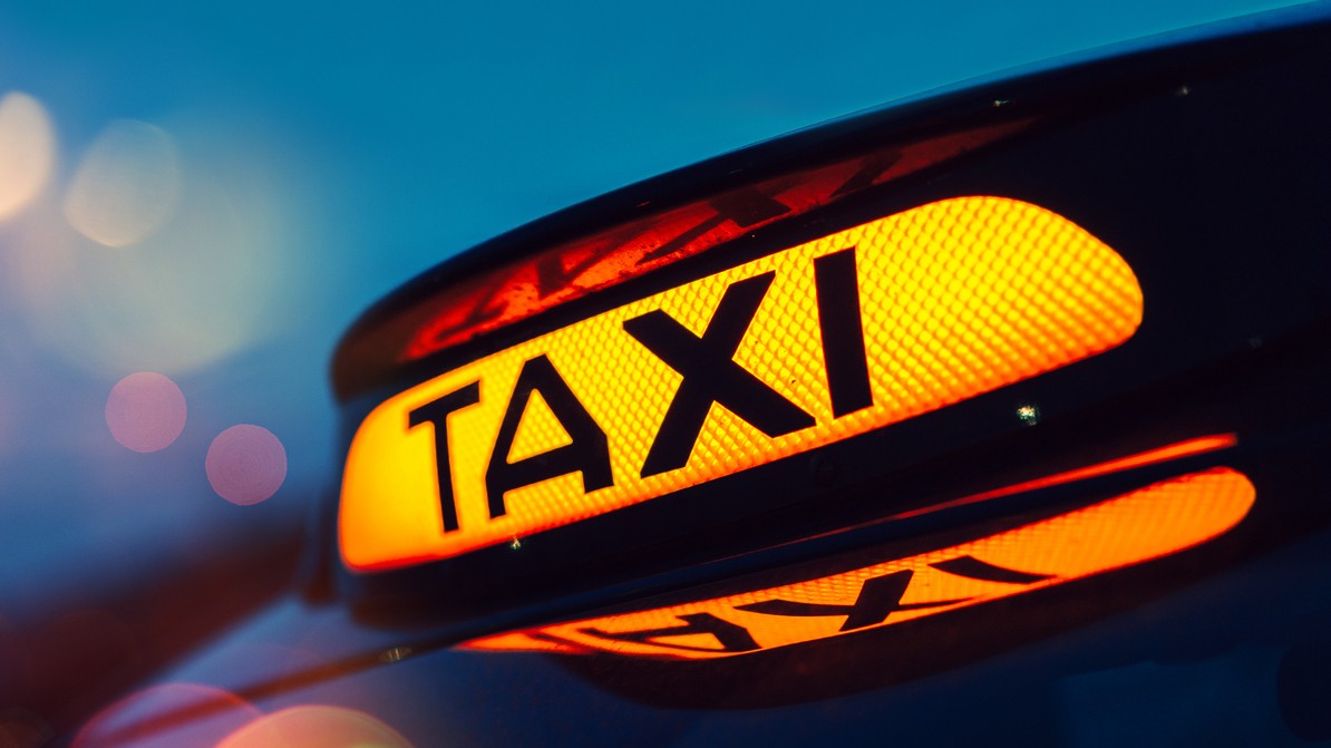 Polícia vyšetruje nočný útok na taxikára v Seredi. (ilustračné foto)
