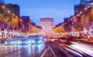 Eksplozja samochodu na Polach Elizejskich. Nie ma ofiar, sprawca nie żyje