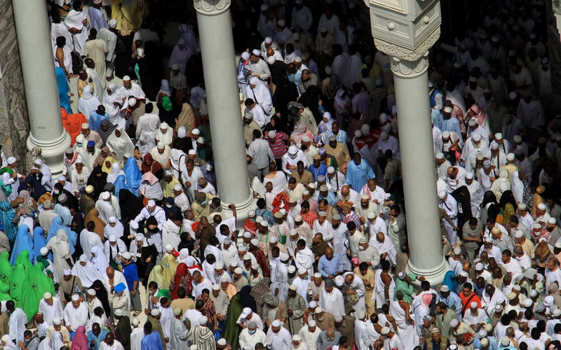 Wierni przed wejściem do meczetu