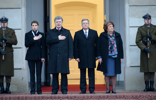 Petro Poroszenko z małżonką Maryną i prezydent RP Bronisław Komorowski z małżonką Anną przed Pałacem Prezydenckim
