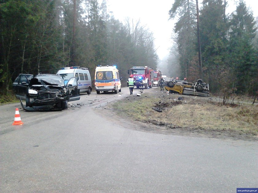 Kierowca hyundaia i trzech mężczyzn podróżujących fordem trafiło do szpitala z ogólnymi potłuczeniami ciała