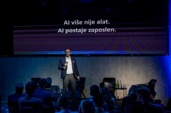 AI agenti menjaju paradigmu u poslovnom svetu iz korena: Ovo je 20 novina koje donosi Workforce Hub platforma