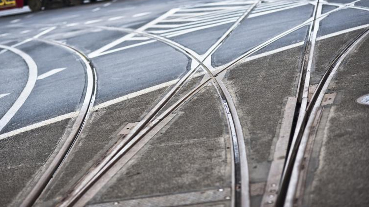 Tramwaje wrócą na ul. Powstańców Śląskich, pomiędzy ul. Radiową a pętlą Nowe Bemowo, ale znikną z ul. Radiowej i Dywizjonu 303. Remont torowiska na warszawskim Bemowie wkracza w kolejną fazę. Będą utrudnienia dla kierowców i zmiany w organizacji komunikacji miejskiej.