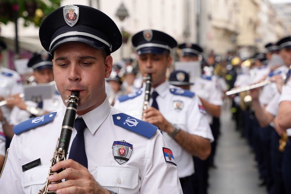 SVEČANOST POVODOM DANA MUP I POLICIJE Pripadnici različitih organizacionih jedinica uz orkestar prodefilovali Knez Mihailovom ulicom do Kalemegdana (FOTO)