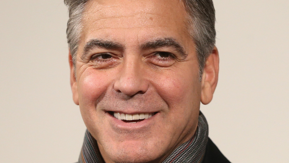 Choć przystojny aktor ma miliony na koncie i mógłby zrobić wiele, by zaskoczyć swoją partnerkę, George Clooney oświadczył się ukochanej w domowej atmosferze.