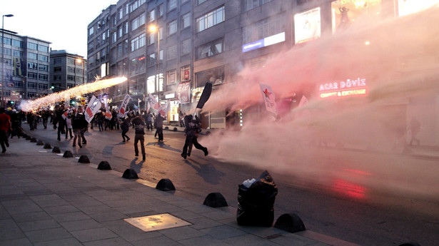 Zamieszki w Turcji. Fot. EPA/ULAS YUNUS TOSUN