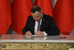 Warszawa, 30.01.2018. Prezydent Andrzej Duda podpisuje ustawę z dnia 10 stycznia 2018 r. o ograniczeniu handlu w niedziele i święta oraz niektóre inne dni, 30 bm. w Pałacu Prezydenckim w Warszawie. (awa) PAP/Rafał Guz