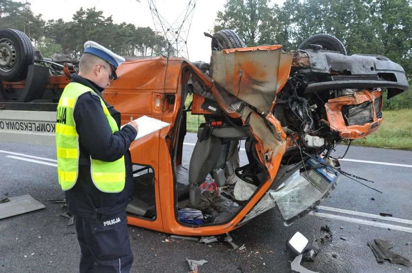 Wypadek busa w Lubuskiem. 2 osoby nie żyją