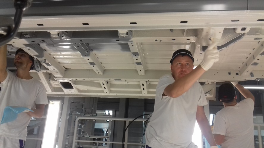 Choć fabryka jest w bardzo dużym stopniu zautomatyzowana, pewnych prac nie da się wykonać bez człowieka.