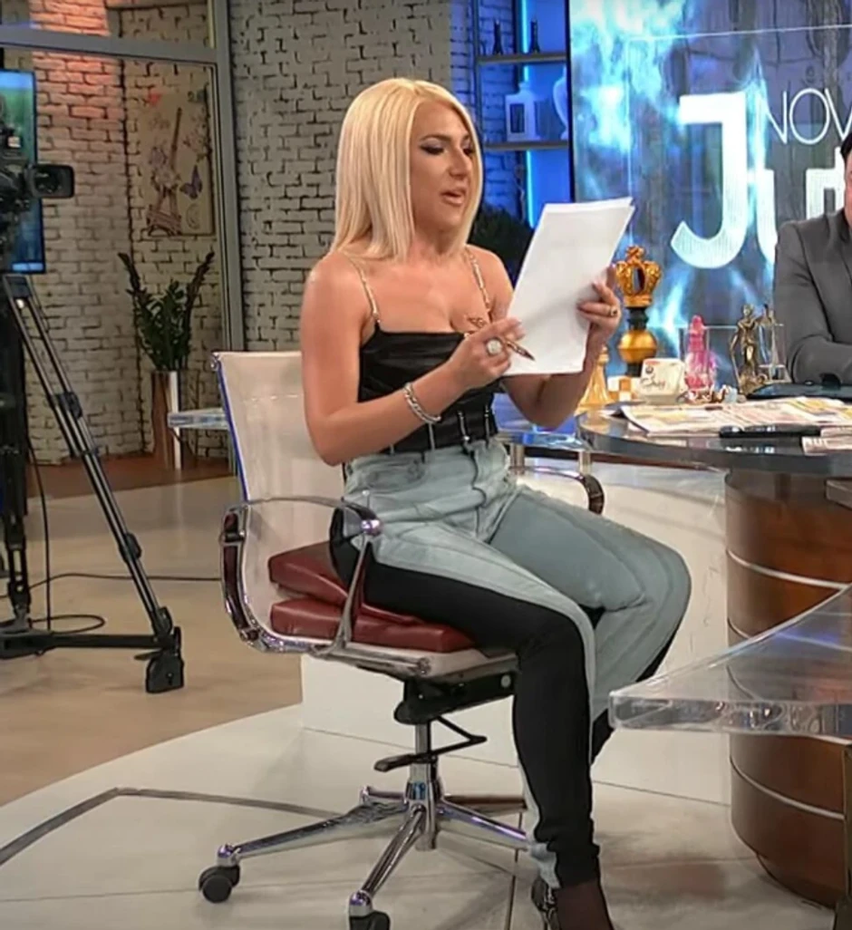 Jovana kada je u jutranjem programu nosila identične tanga farmerke