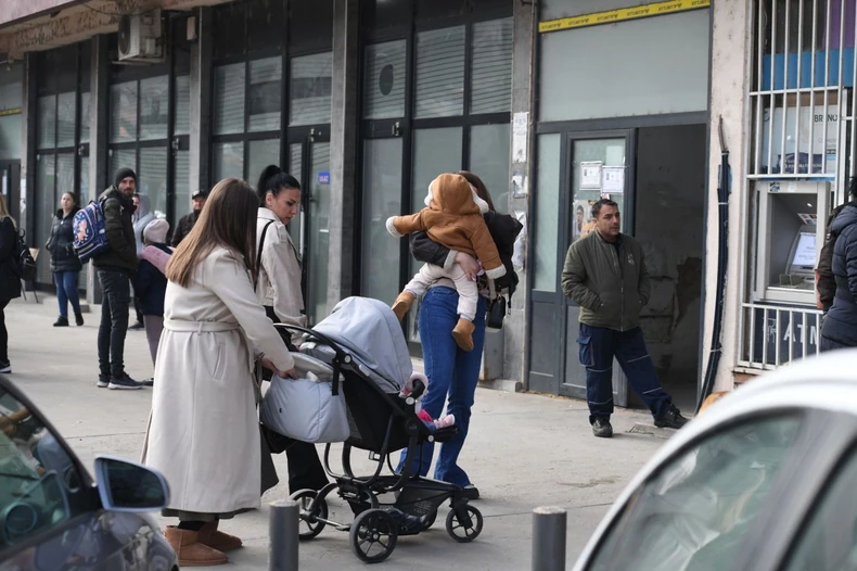 Majke na KiM ne mogu da podignu dečije dodatke zbog ukidanja dinara