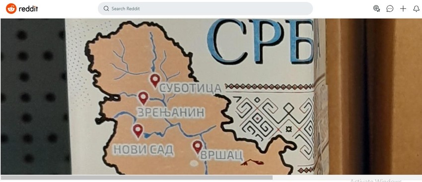 Etiketa sa mapom Srbije na ovoj suvenir-flaši potpuno je pogrešna