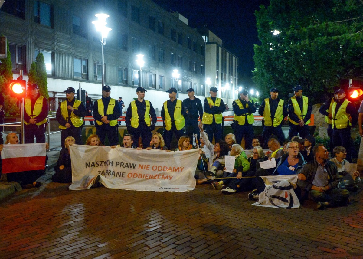 Uczestniccy pikiety zorganizowanej przez ruch społeczny Obywatele RP i mazowiecki Komitet Obrony Demokracji przed budyniem parlamentu w Warszawie,