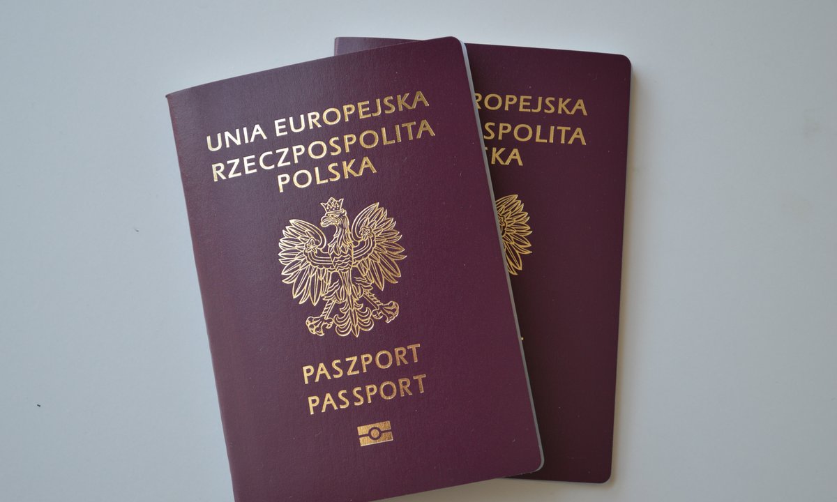 Rośnie liczba nadanych obywatelstw w Polsce. Co za tym stoi?