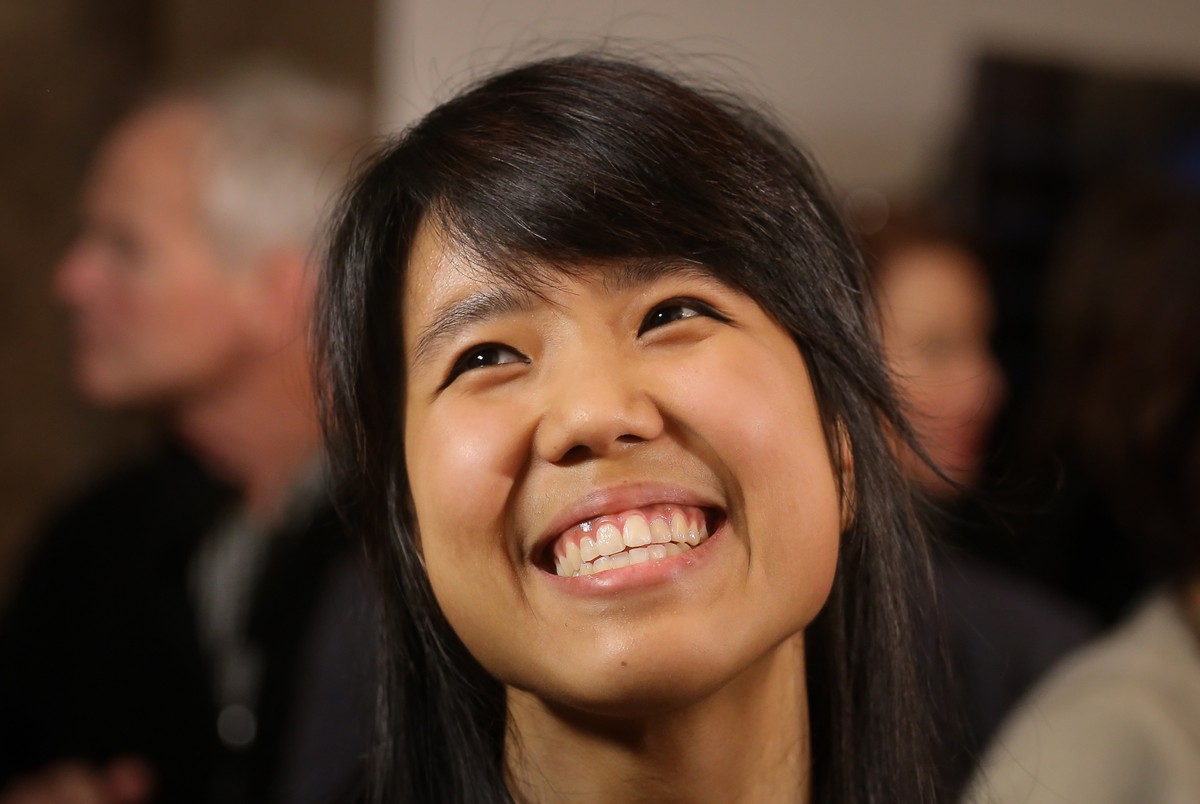 III miejsce - Kate Liu Laureatką trzeciej nagrody została Kate Liu. Amerykanka została także nagrodzona przez Polskie Radio za najlepsze wykonanie mazurków. Liu za III miejsce trzymała brązowy medal oraz nagrodę pieniężną w wysokości 20 000 euro ufundowaną przez Prezesa Rady Ministrów Ewę Kopacz.