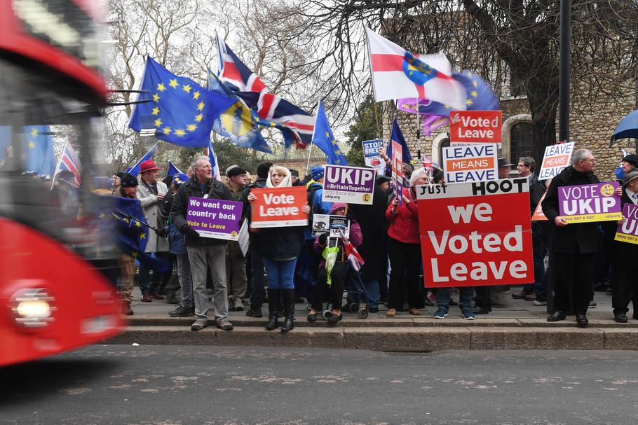 Przyszłość Wielkiej Brytanii wciąż nie jest przesądzona. Zwolennicy i przeciwnicy brexitu na londyńskiej ulicy. 15 stycznia 2019 r.