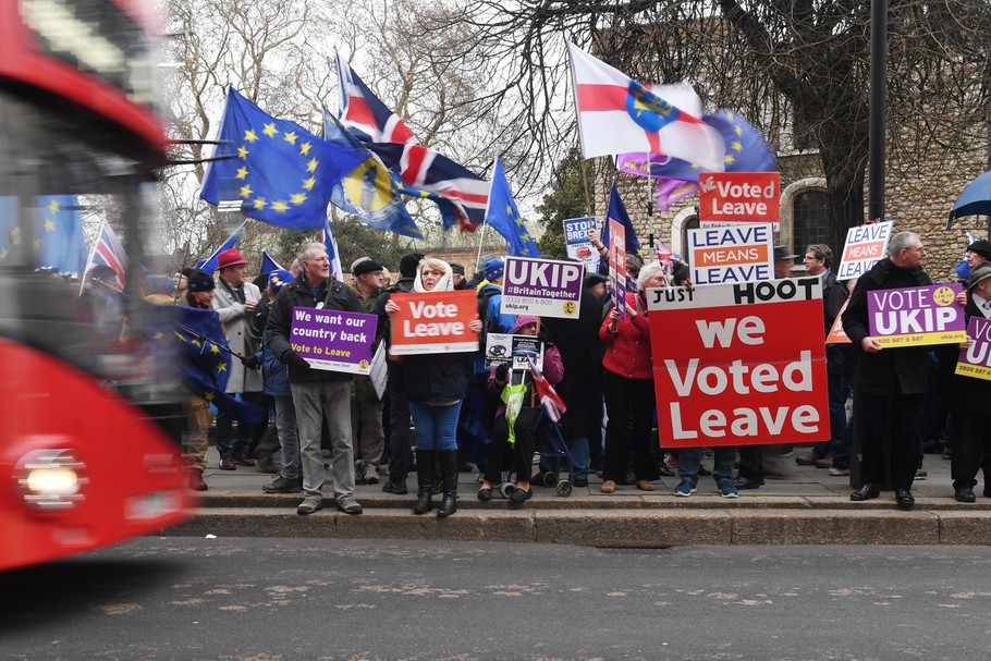 Przyszłość Wielkiej Brytanii wciąż nie jest przesądzona. Zwolennicy i przeciwnicy brexitu na londyńskiej ulicy. 15 stycznia 2019 r.