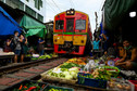 Szalony targ na torach kolejowych Mae Klong w Tajlandii 