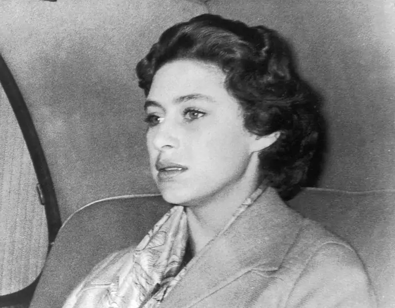 Smutna księżniczka Małgorzata wraca z Clarence House. Jest 17 października 1955 r. Dwa tygodnie później poinformuje o rozstaniu z ukochanym