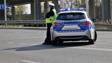 Jechał przez miasto kradzionym autem. Był pijany i nie miał uprawnień