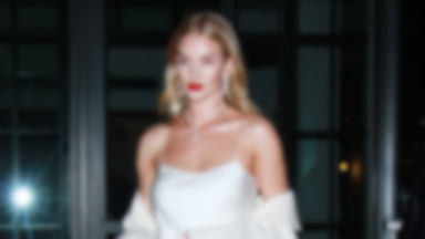 Rosie Huntington-Whiteley w koszuli nocnej na ulicy?!