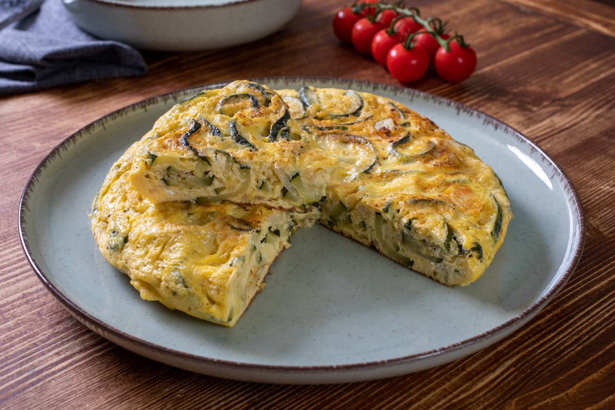 Pieczony omlet z cukinią z piekarnika to idealny pomysł na szybki i smakowity obiad