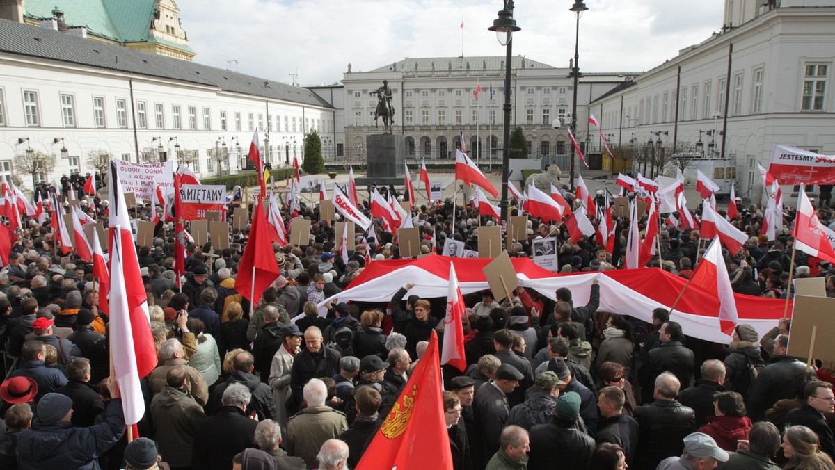 Wspominamy wydarzenie, które uczyniło głęboką ranę w sercu każdego Polaka. Na wieść o tragedii naród zapłakał, zblakły różnice - mówił prałat Krzysztof Ryszka podczas niedzielnej mszy świętej w 1. rocznicę katastrofy w bielskim kościele Najświętszego Serca Pana Jezusa.