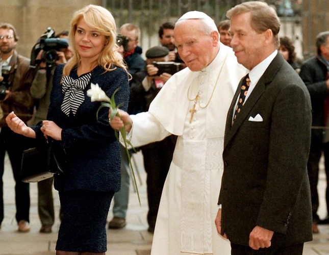 Gdy w 1989 roku w Czechosłowacji wybuchła aksamitna rewolucja stanął na czele antykomunistycznego Forum Obywatelskiego (OF). Wkrótce też został prezydentem, jako niekwestionowany lider opozycji antykomunistycznej; na zdjęciu z drugą żoną Dagmar wita Jana Pawła II w czasie jego wizyty w Czechach w 1997 roku
