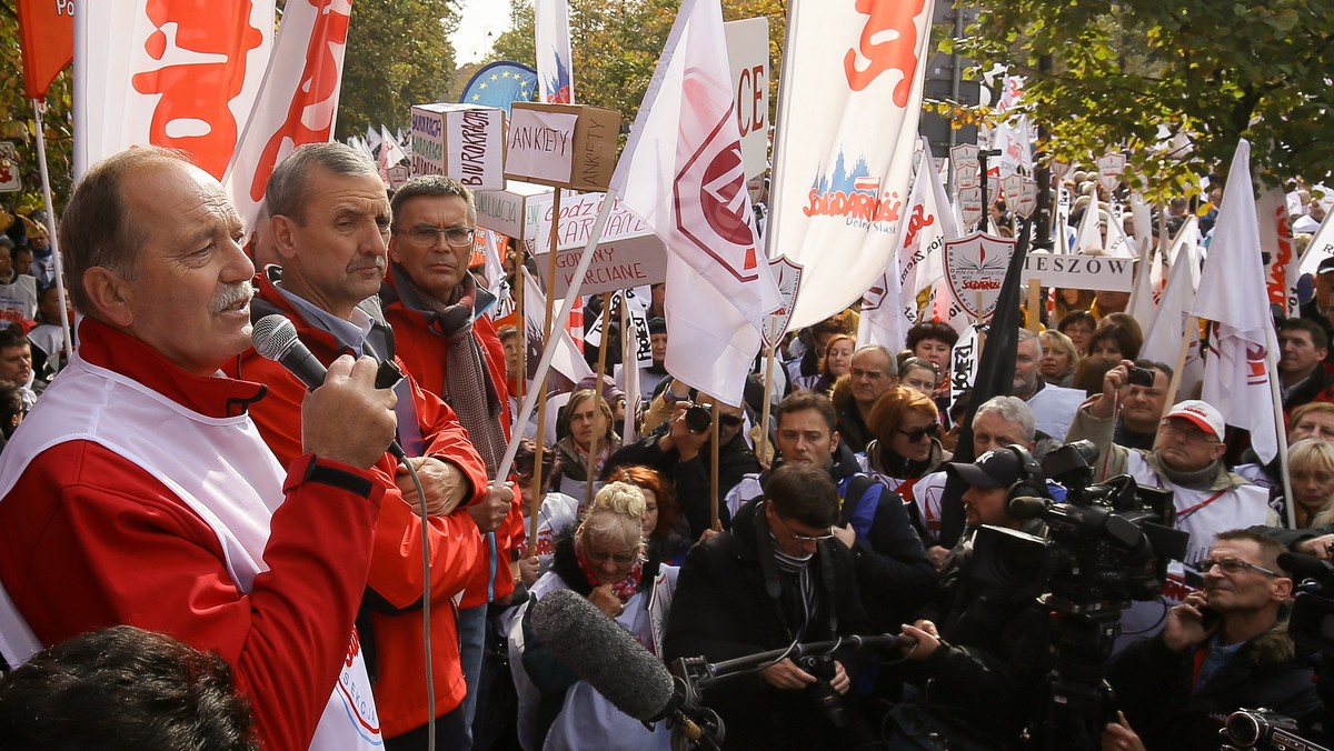 Zwiększenia nakładów na edukację, w tym podwyżek dla nauczycieli domagają się uczestnicy manifestacji zorganizowanej wspólnie w środę w Dniu Edukacji Narodowej przed kancelarią premiera przez Związek Nauczycielstwa Polskiego i oświatową Solidarność. Związkowcy protestują też przeciw likwidacji szkół i łamaniu prawa przez samorządy.