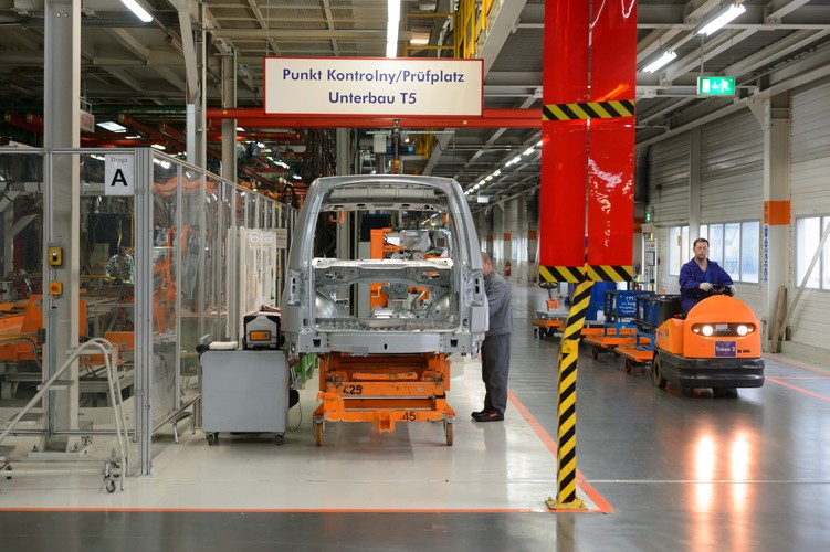 VW Poznań szacuje, że w 2018 r. w zakładach pod Wrześnią i w Poznaniu będzie produkował rocznie 280 tys. samochodów. 
<br>
Spawalnia nadwozi fabryki Volkswagen Poznań Sp. z o.o. w Poznaniu - Antoninku.<br><br>(jk/mr) PAP/Jakub Kaczmarczyk