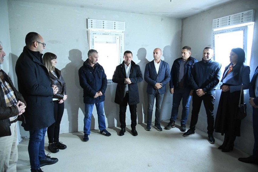 Predstavnici Srpske liste posetili dve porodice u Lešku