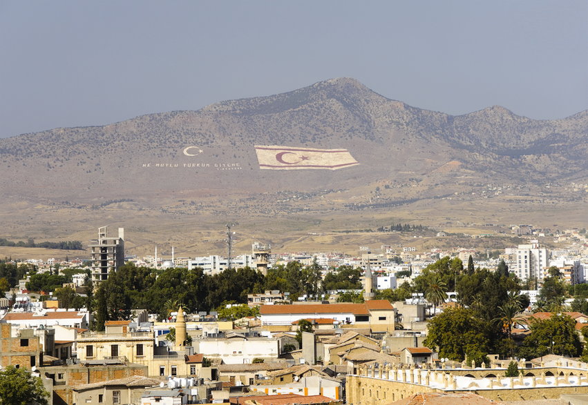 Wielka turecka flaga ponad Nikozją (Cypr)