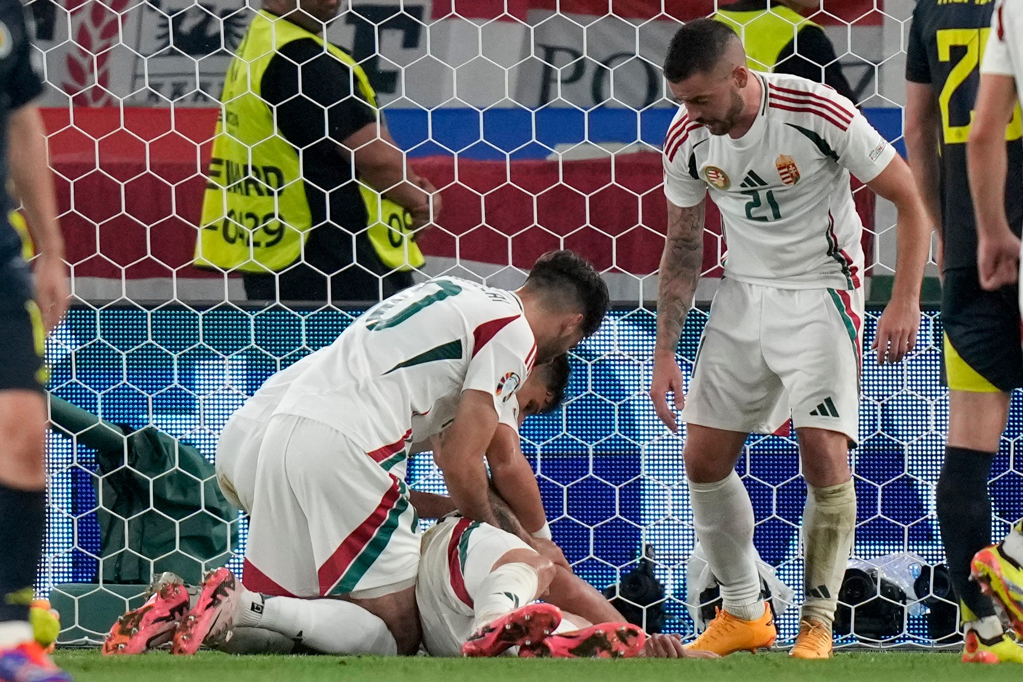 EURO 2024: Škótsko - Maďarsko. Maďarský útočník Varga zostal po zrážke nehybne ležať na ihrisku.