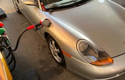 E10 do klasyka, benzyna do diesla. Co robić, gdy pomylisz się przy tankowaniu?