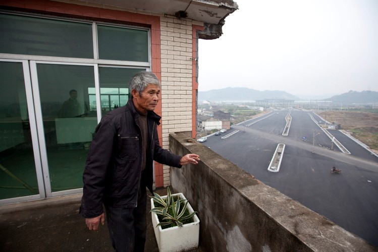 Dom na środku drogi w Wenling w Chinach