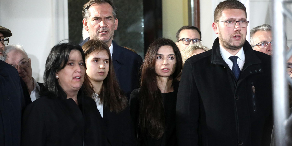 Piotr Milowański podczas obchodów rocznicy smoleńskiej (mężczyzna stojący przed Martą Kaczyńską)