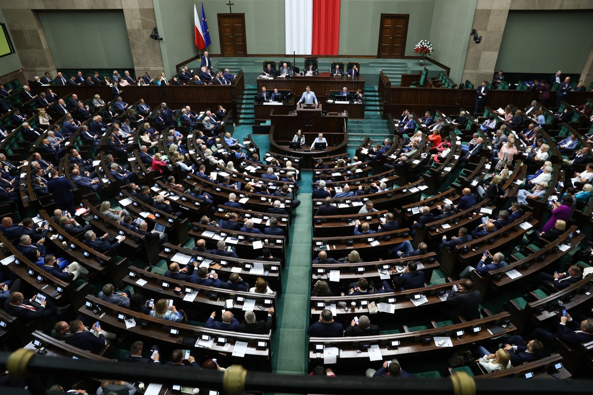 Posłowie na sali obrad Sejmu w Warszawie