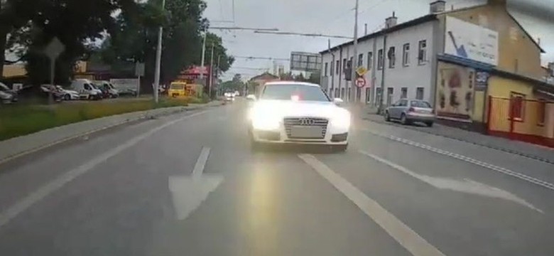 Prawie jak SOP. Jechał Audi "na bombach" i spychał innych z drogi [NAGRANIE]