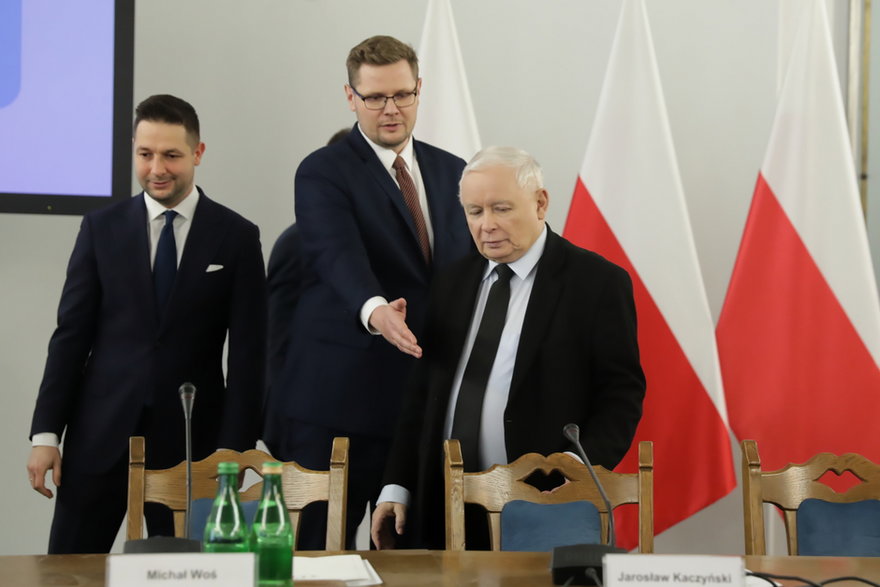 Od lewej: Patryk Jaki, Michał Woś oraz Jarosław Kaczyński