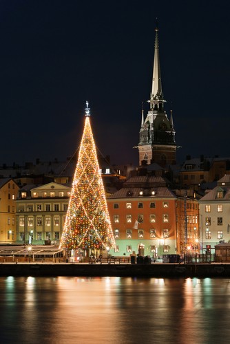 Sztokholm – szwedzki jarmark bożonarodzeniowy jest zdecydowanie mniejsze niż jego inni europejscy konkurenci, ale to tylko dodaje mu osobliwego uroku. Na rynku w Sztokholmie corocznie ustawianych jest około 4o straganów, w którym turyści mają możliwość zakupienia liczne szwedzkie produkty, a na rozgrzewkę można się napić tradycyjnego szwedzkiego napoju – Glögg. Chcąc zobaczyć, jak wygląda jarmark bożonarodzeniowy w Sztokholmie trzeba to zrobić w okresie od 24 listopada do 23 grudnia.