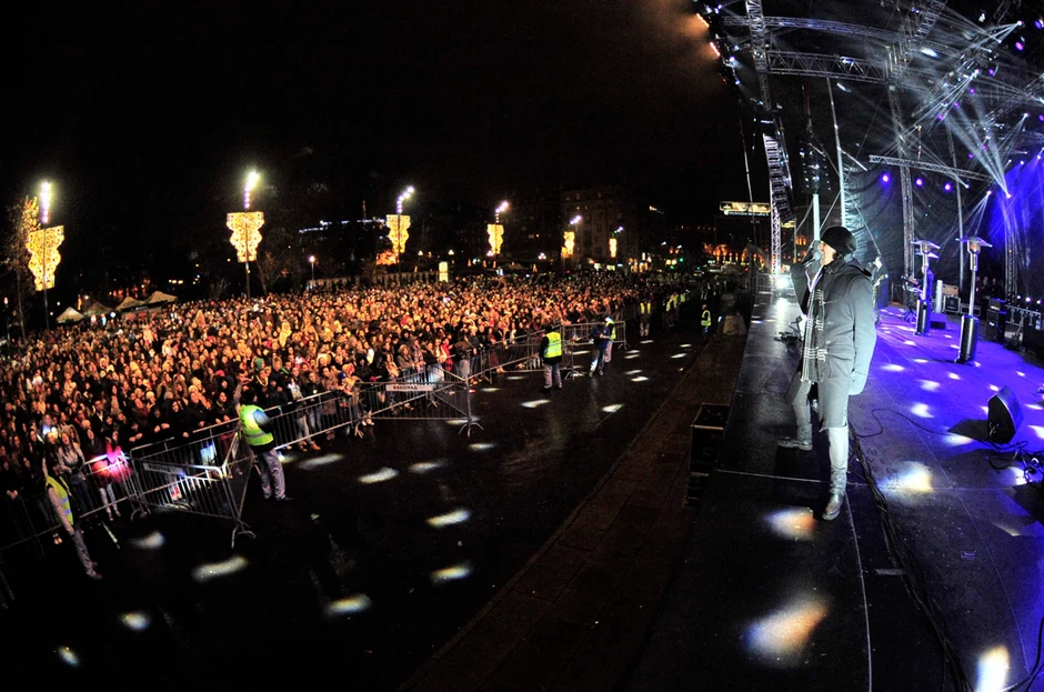 Više hiljada građana došlo je na većerašnju žurku ispred skupštine