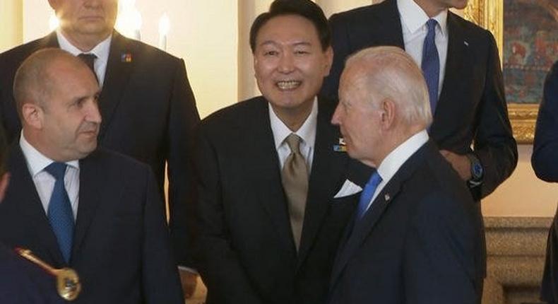 Biden appeared to shake Yoon's hand at a gala dinner without giving him any eye contact.