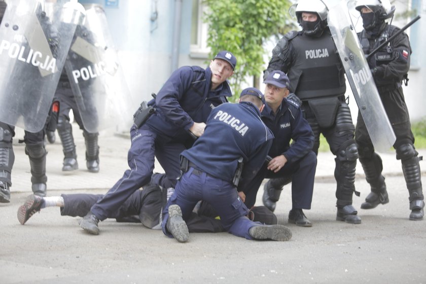 Zamieszki pod komisariatem przy ul. Trzemeskiej we Wrocławiu 