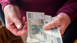 zus wypłaci 6000 złotych seniorom. kto dostanie pieniądze?