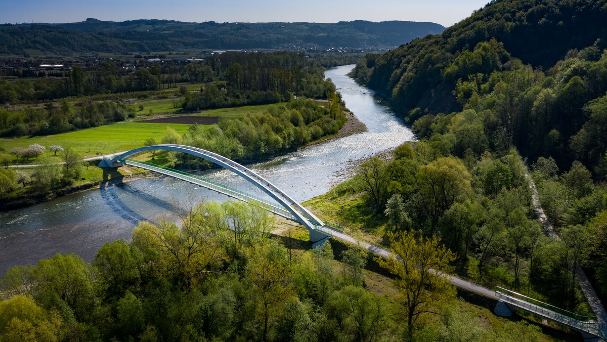 <strong>Województwo małopolskie to region, który rozkwita turystycznie. Dynamiczne budowanie przyszłości z pewnością nie byłoby możliwe bez wsparcia Funduszy Europejskich. Dziś Małopolska stanowi jeden z najatrakcyjniejszych turystycznie regionów w naszym kraju i jest odwiedzana regularnie także przez turystów zagranicznych. Ale i my powinniśmy wiedzieć, jak wiele zmian zaszło na turystycznej mapie regionu. O części z nich możemy przeczytać w drugim wydaniu przewodnika turystycznego pt. "Weekend z Funduszami". </strong>