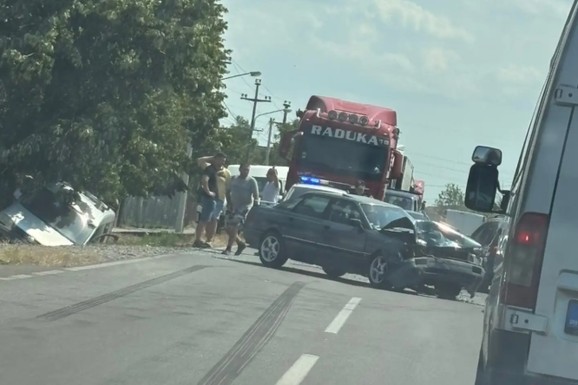 JEDNO VOZILO POTPUNO SMRSKANO, DRUGO ZAVRŠILO U JARKU Teška nesreća kod Šapca: Stvaraju se gužve (FOTO)